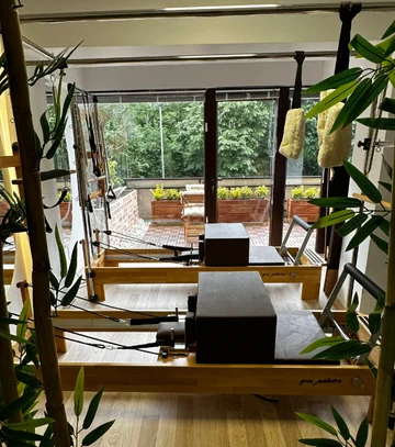 Simple Pilates Studio bahçeye bakan salon